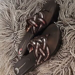 BCBG GENERATION thong sandals sz 10B